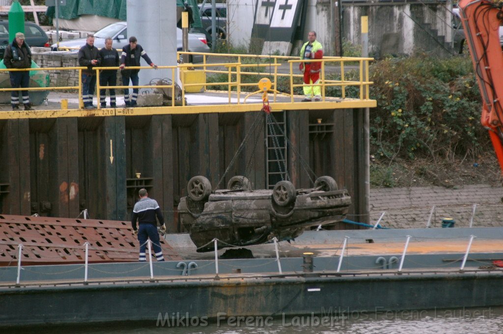 Bergung PKW im Rhein Hitdorfer Fähre P189735.jpg